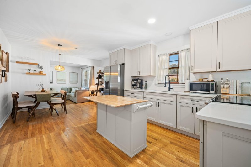 Property image 2 of 5325 Helene Drive in Evanston Estates, North Charleston, SC 29418