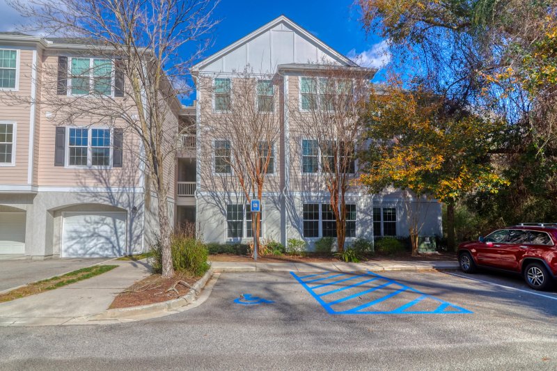 60 Fenwick Hall Allee 821