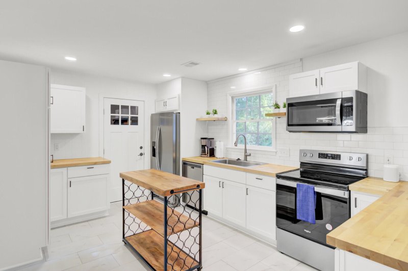 Property image 3 of 1866 Ashley Hall Road in West Ashley Plantation, Charleston, SC 29407