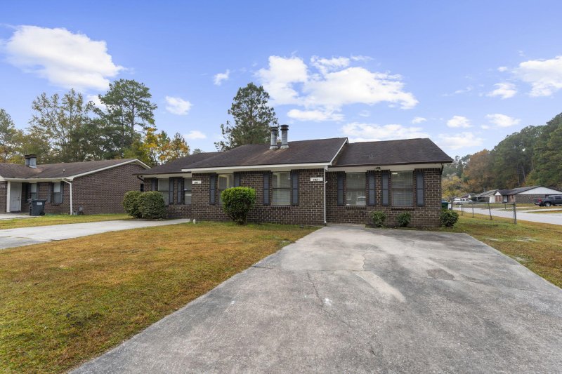 Property image 2 of 182 Dorchester Manor Boulevard in Dorchester Manor, North Charleston, SC 29420