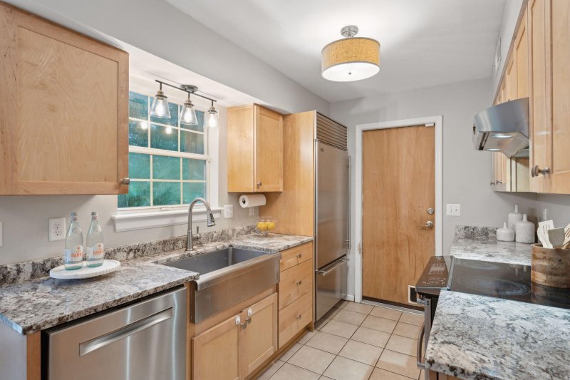 Property image 3 at 543 Castle Hall Road, Mount Pleasant, SC 29464