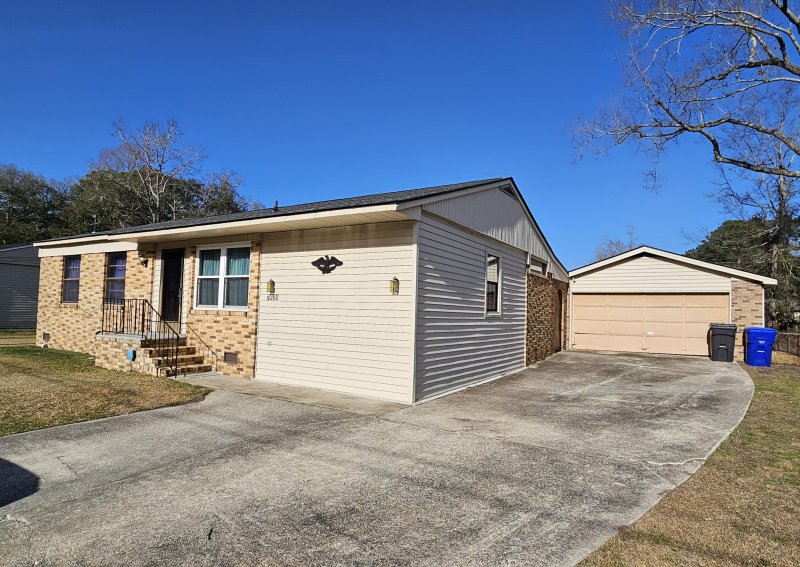 Property image 3 of 7024 E Constellation Drive in Riverbend, North Charleston, SC 29418