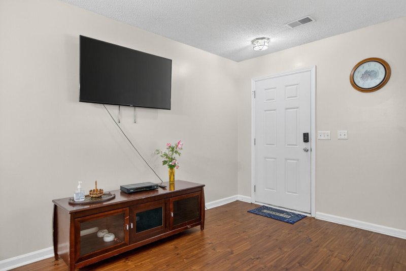 Property image 5 of 8058 Shadow Oak Drive in Oak Bluff, North Charleston, SC 29406