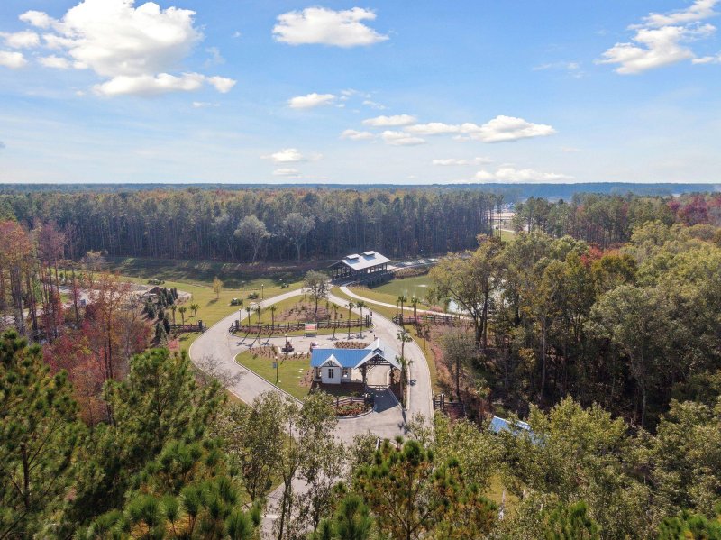 Property image 4 of 1001 Oak Yard Lane in Summers Corner, Summerville, SC 29485