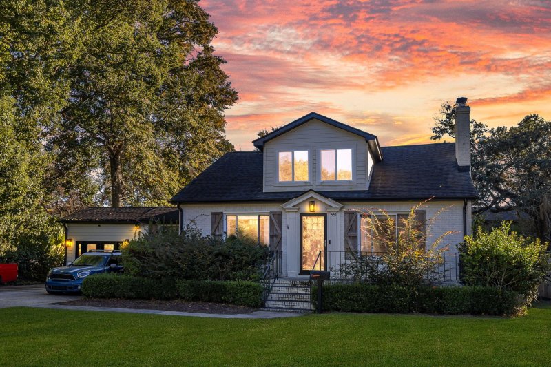 Property image 2 of 551 W Elizabeth Lane in Moreland, Charleston, SC 29407