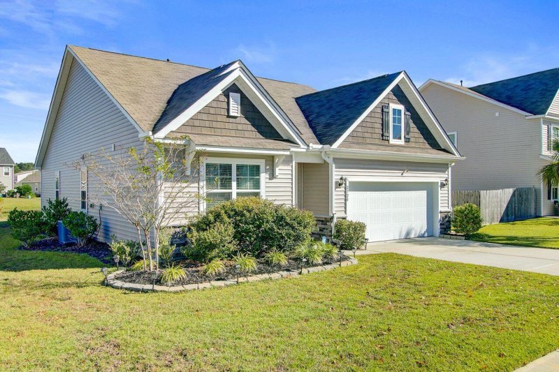 Property image 2 of 2720 Harmony Lake Drive in Woodbury Park, Johns Island, SC 29455