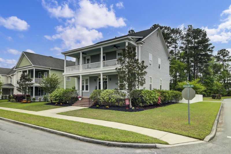 Property image 3 at 221 Forsythia Avenue, Summerville, SC 29483