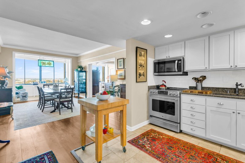 Property image 5 of 14 Lockwood Drive H in Ashley House, Charleston, SC 29401