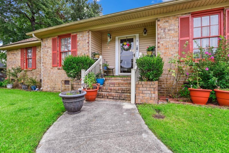 902 Knee Pines Court