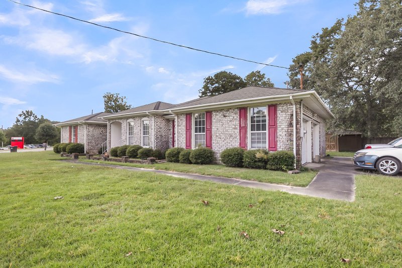 Property image 2 of 8556 Vistavia Road in Northwoods Estates, North Charleston, SC 29406