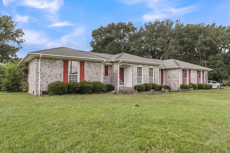 Property image 3 of 8556 Vistavia Road in Northwoods Estates, North Charleston, SC 29406