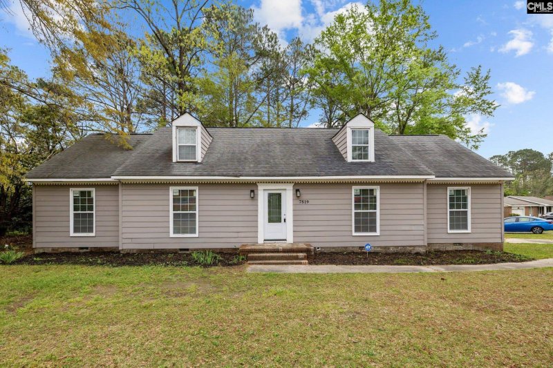 Charlestowne, Columbia Community