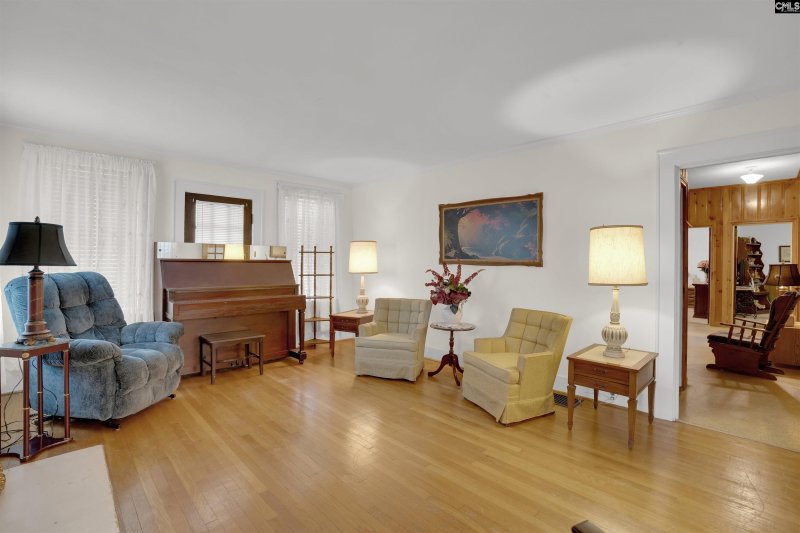 Property image 2 of 911 Charleston Highway in Guignard Estates, West Columbia, SC 29169