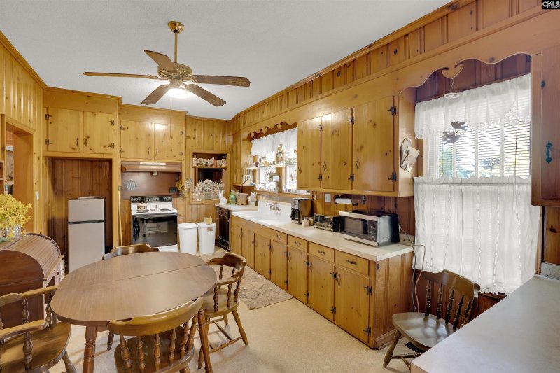 Property image 4 of 911 Charleston Highway in Guignard Estates, West Columbia, SC 29169