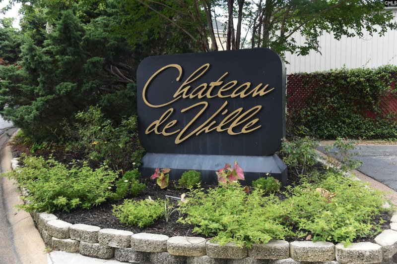 Chateau Deville, Columbia Community
