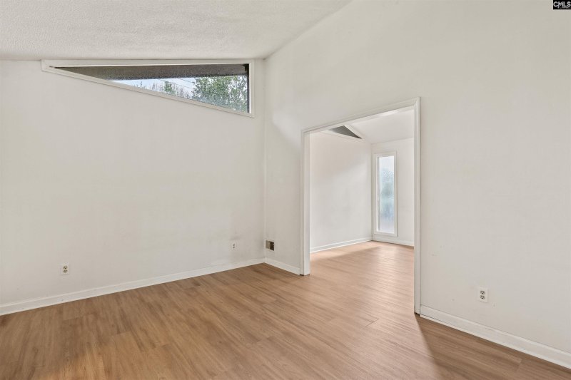 Property image 4 of 5227 Bush River Road in Hallmark, Columbia, SC 29212-3604