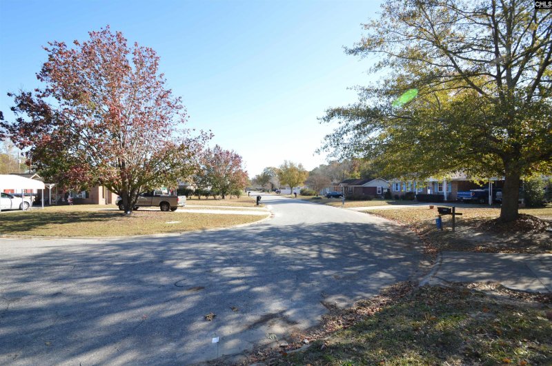 Property image 2 of 1832 Wadsworth Drive in Glenwood, Cayce, SC 29033