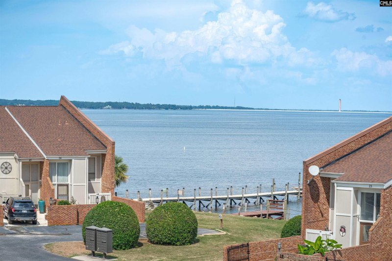 Lands End, Lexington Community