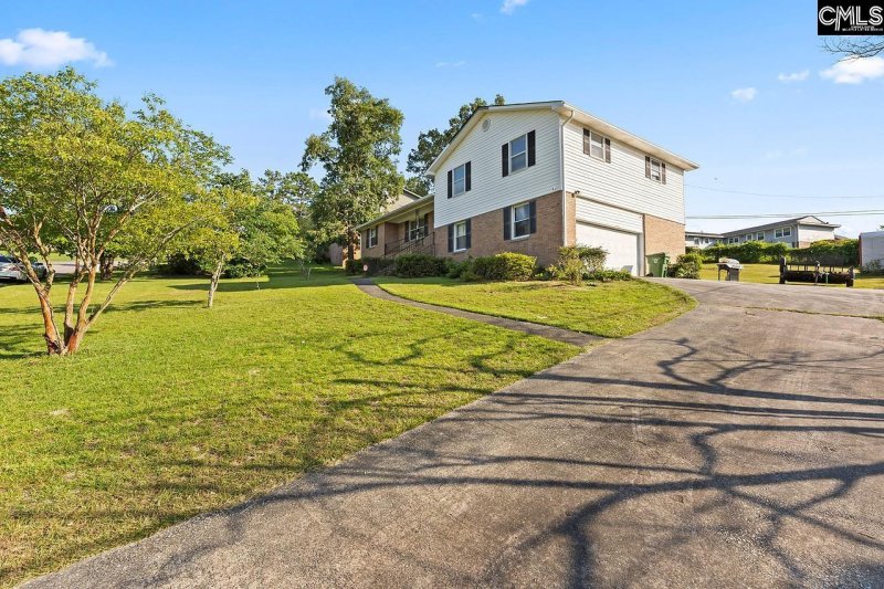 Property image 2 of 9829 Highgate Road in Briarwood, Columbia, SC 29223