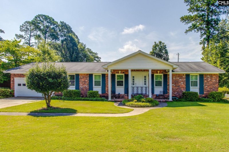 Woodland Hills, Columbia Community