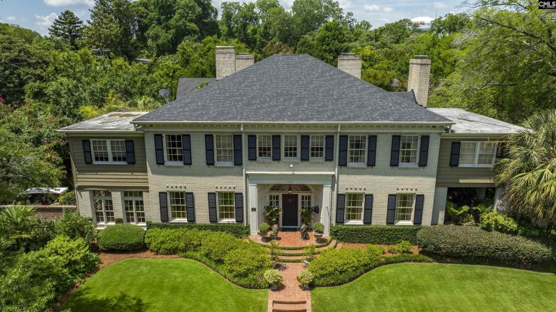 Property image 2 of 121 Saluda Avenue in Wales Garden, Columbia, SC 29205-3028
