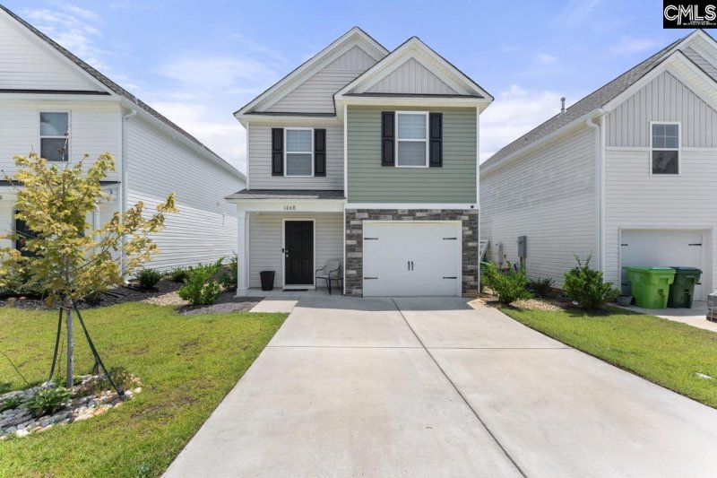 1068 Crescent Moon Loop