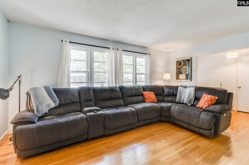 Property image 5 of 911 Fairwood Drive in Pinewood Park, Columbia, SC 29209