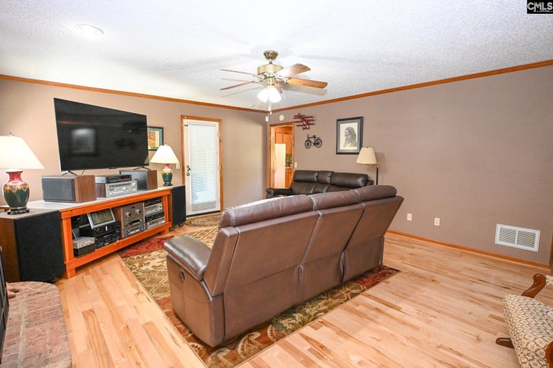 Property image 4 of 233 Fox Lake Drive in Fox Crossing, West Columbia, SC 29170