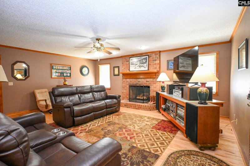 Property image 5 of 233 Fox Lake Drive in Fox Crossing, West Columbia, SC 29170