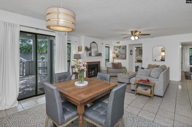 Deerwood Knoll, Columbia Community