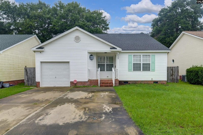 Property image 2 of 332 Montclaire Lane in Montclaire, West Columbia, SC 29170