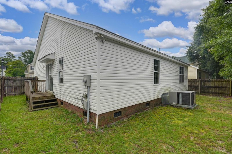 Property image 3 of 332 Montclaire Lane in Montclaire, West Columbia, SC 29170