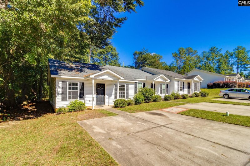 Horseshoe Acres, Columbia Community