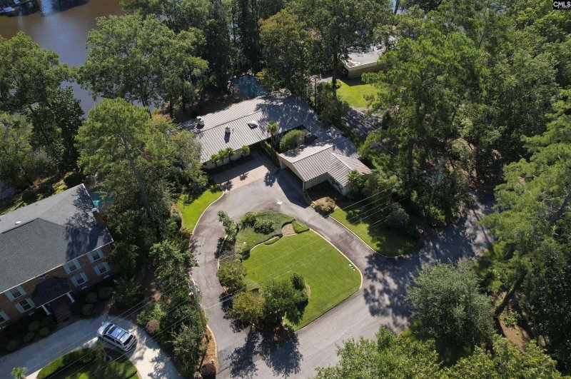 Property image 2 of 6342 Westshore Road in Forest Lake Estates, Columbia, SC 29206