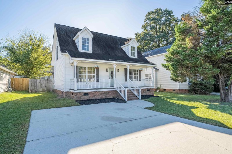 Property image 2 of 305 Montclaire Lane in Montclaire, West Columbia, SC 29170