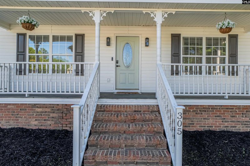 Property image 4 of 305 Montclaire Lane in Montclaire, West Columbia, SC 29170