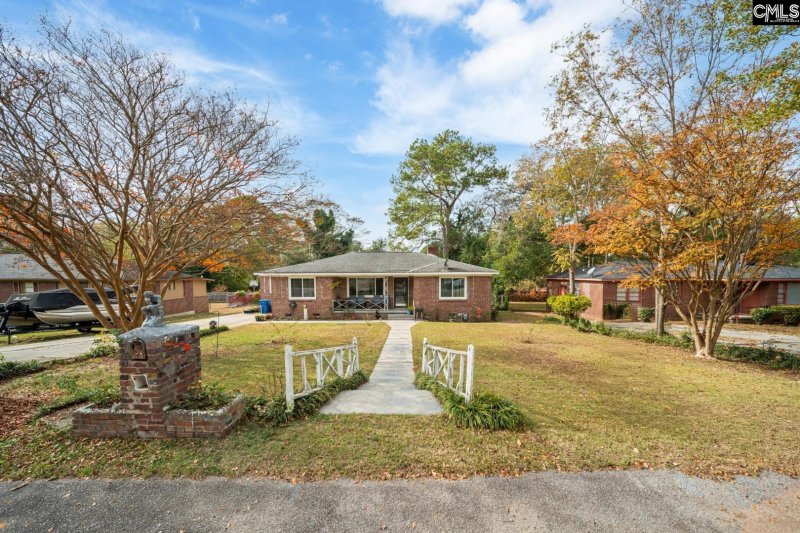 Belvedere, Columbia Community