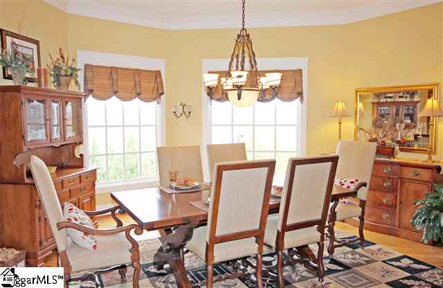 Property image 4 at 8 VALLEY OAK DR, Greenville, SC 29617