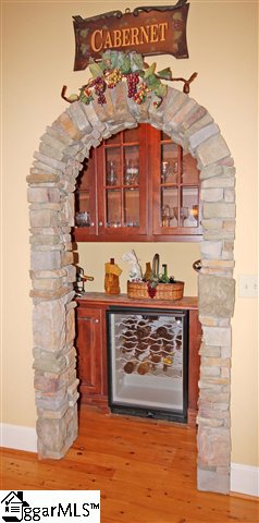 Property image 5 at 8 VALLEY OAK DR, Greenville, SC 29617