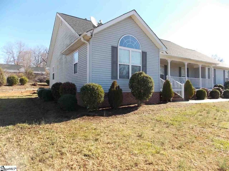 Property image 2 at 212 Saddlebrook Avenue, Pickens, SC 29671