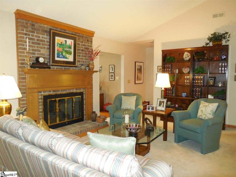 Property image 4 at 14 Lake Forest Drive, Greenville, SC 29609
