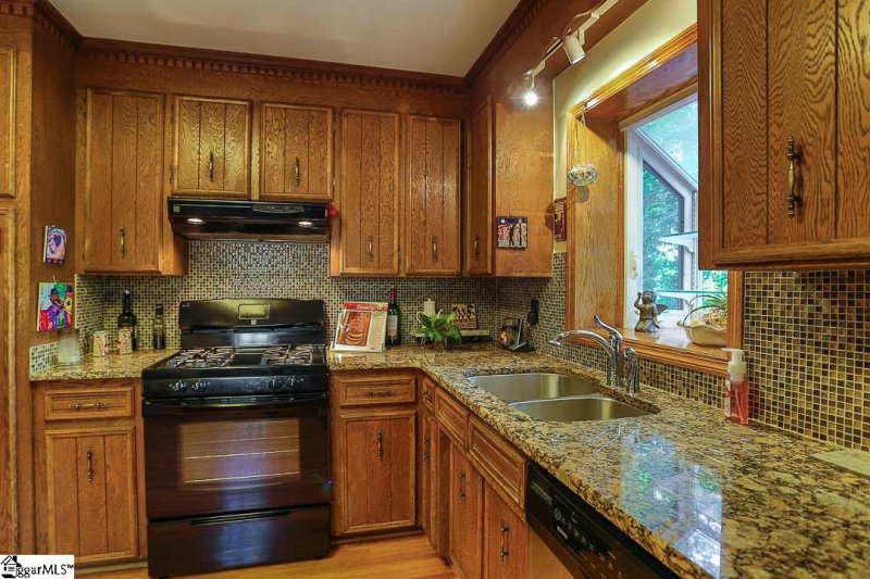 Property image 2 at 304 Lakecrest Drive, Greer, SC 29651