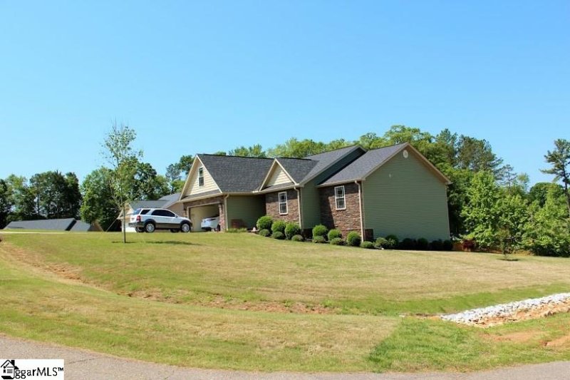 Property image 2 at 2 Alderwood Court, Belton, SC 29627