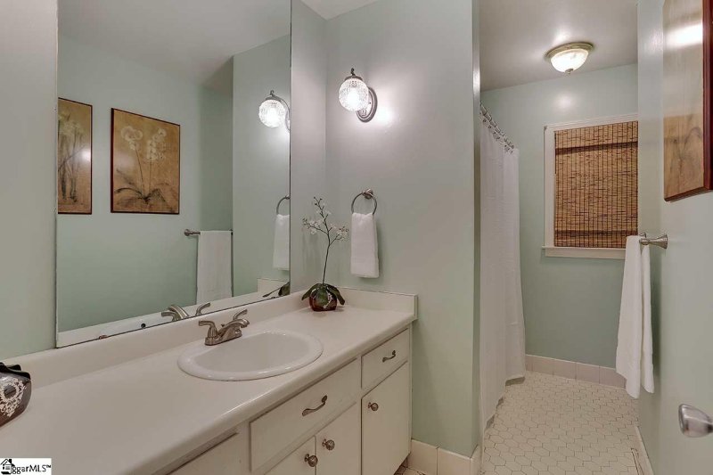 Property image 3 at 204 FORESTDALE Drive, Taylors, SC 29687