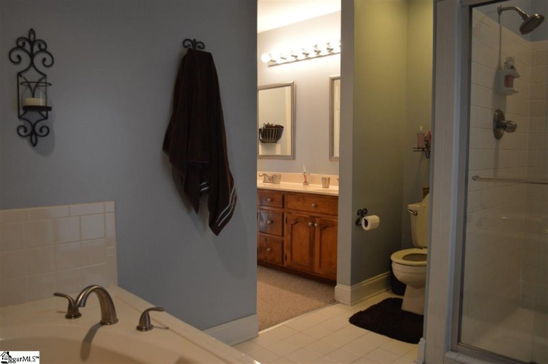 Property image 3 at 205 Greenview Circle, Greenville, SC 29609