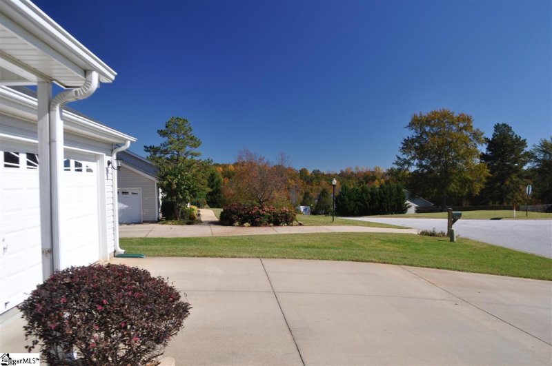 Property image 3 at 2 Rayland Place, Greer, SC 29651