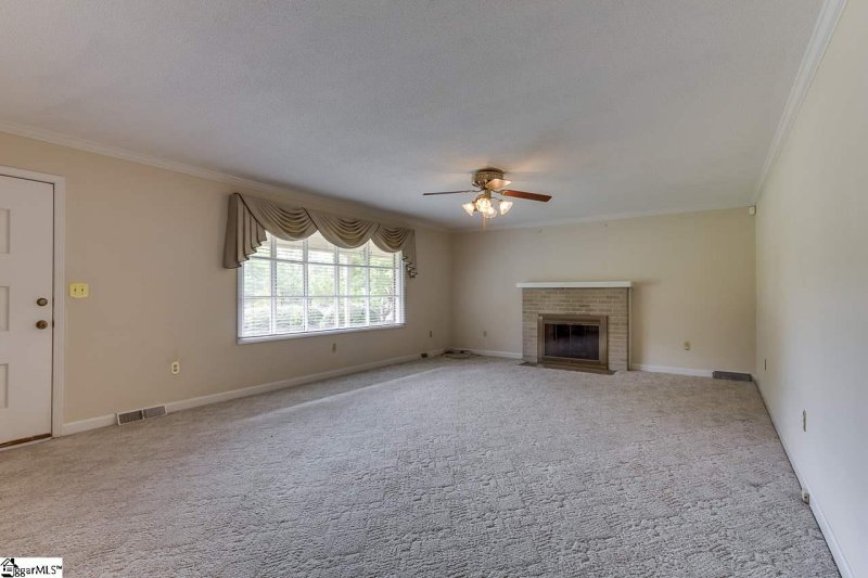 Property image 3 at 8 Heathwood Circle, Taylors, SC 29687