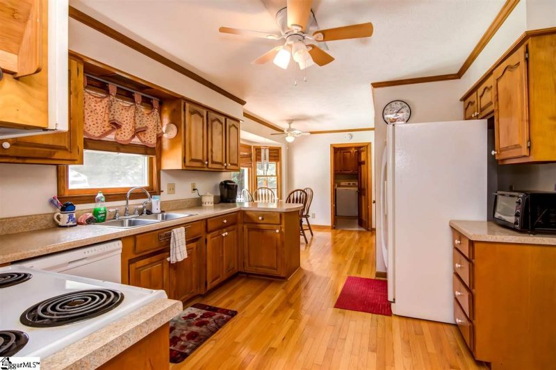 Property image 3 at 8 Raintree Court, Taylors, SC 29687