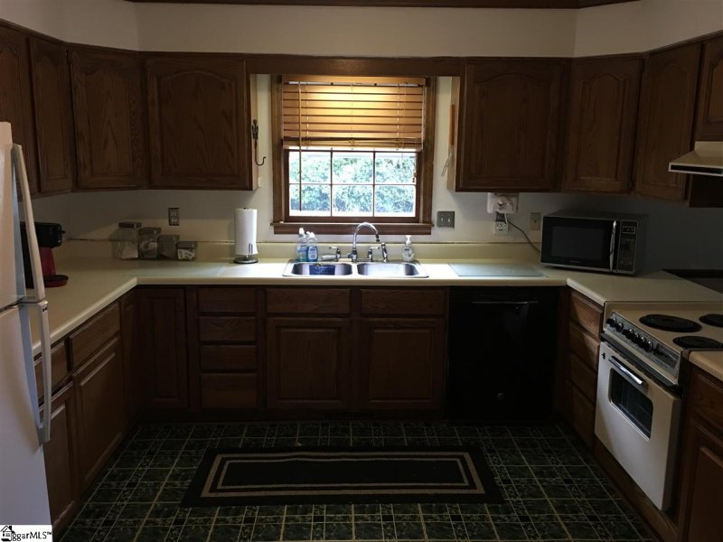 Property image 3 at 102 Woodview Drive, Taylors, SC 29687