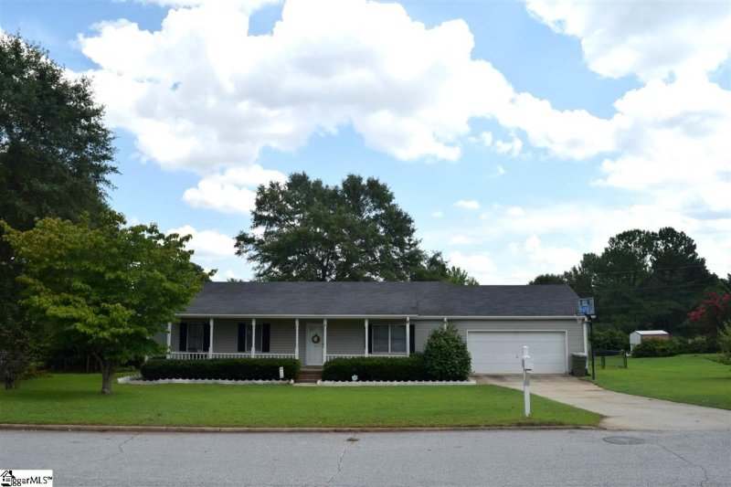 Property image 2 at 4 Briarstone Court, Mauldin, SC 29662-2807